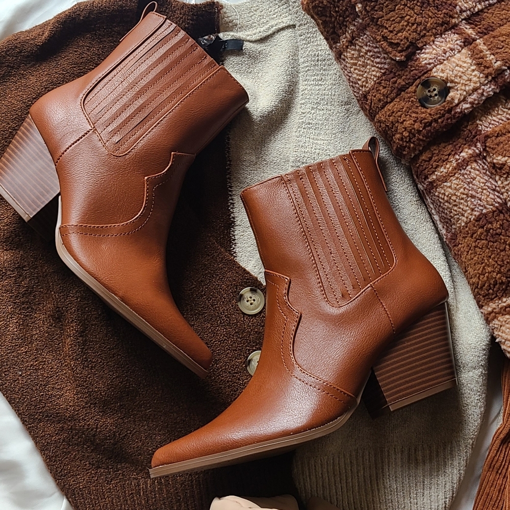 🚨ON SALE🚨// Rich cognac vegan leather western style Boot - Picture 4 of 5